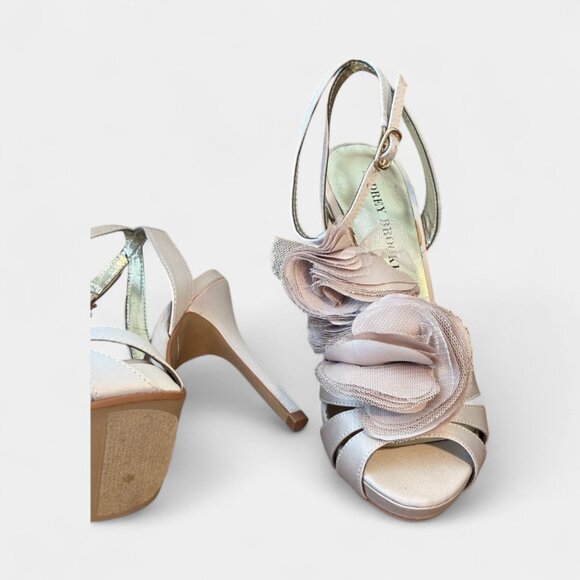 Classy Audrey Brooke Pump - Size 6 - Picture 6 of 7